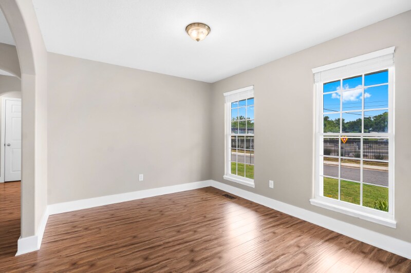 Building Photo - 305 Lake Dr