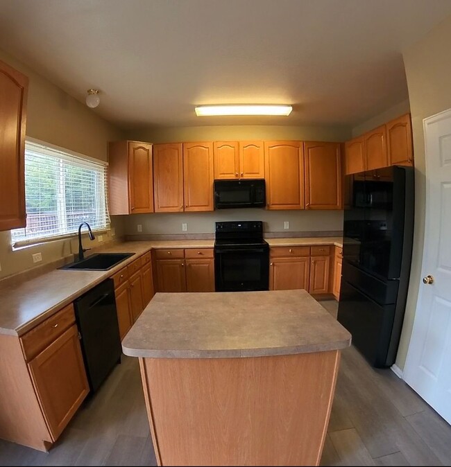 Building Photo - 3 bedroom 2.5 bath 2 car garage with A/C