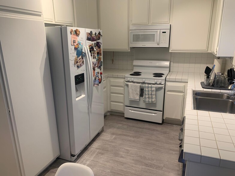 Kitchen - 310 Tahiti Way