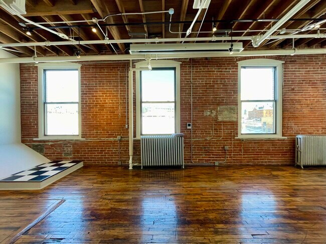 Building Photo - 1800 Central St