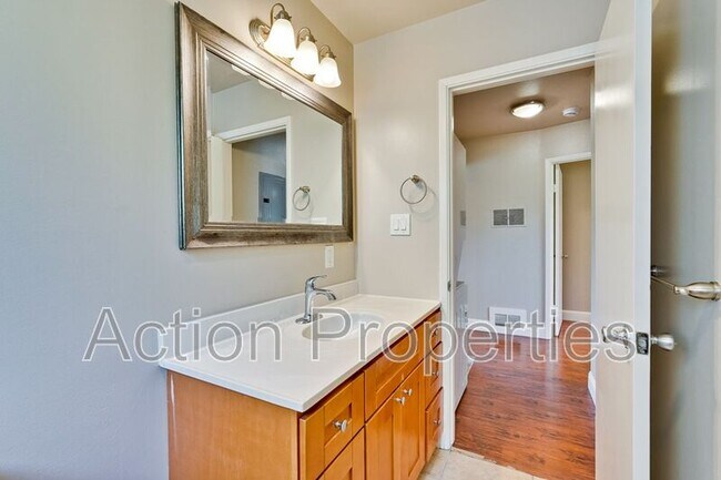 Building Photo - 4545 Moorpark Ave