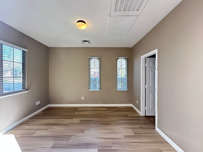 Building Photo - Mountains Edge-Pod 129