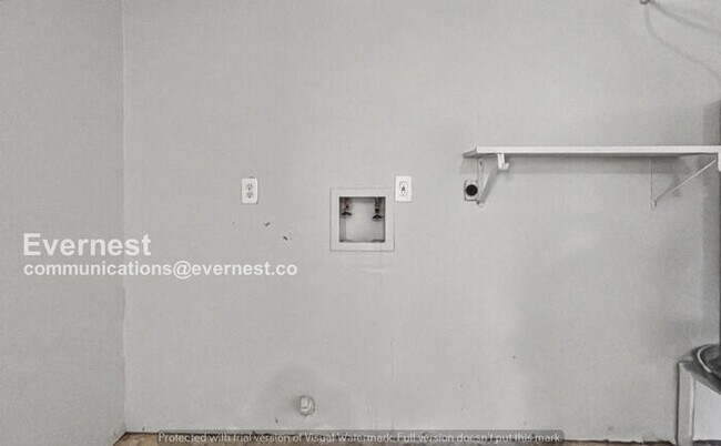 Building Photo - 3 Bed, 2 Bath Home with Fenced Yard & Garage / Pet-Friendly / Available Now!