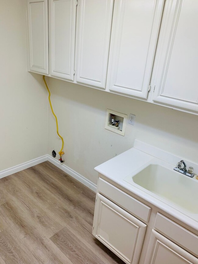 Building Photo - Large 4 bedroom home for lease in the hear...