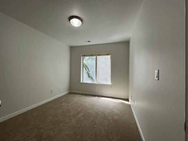 Building Photo - Beautifully Updated Bethany Townhome with Private Backyard and Modern Finishes