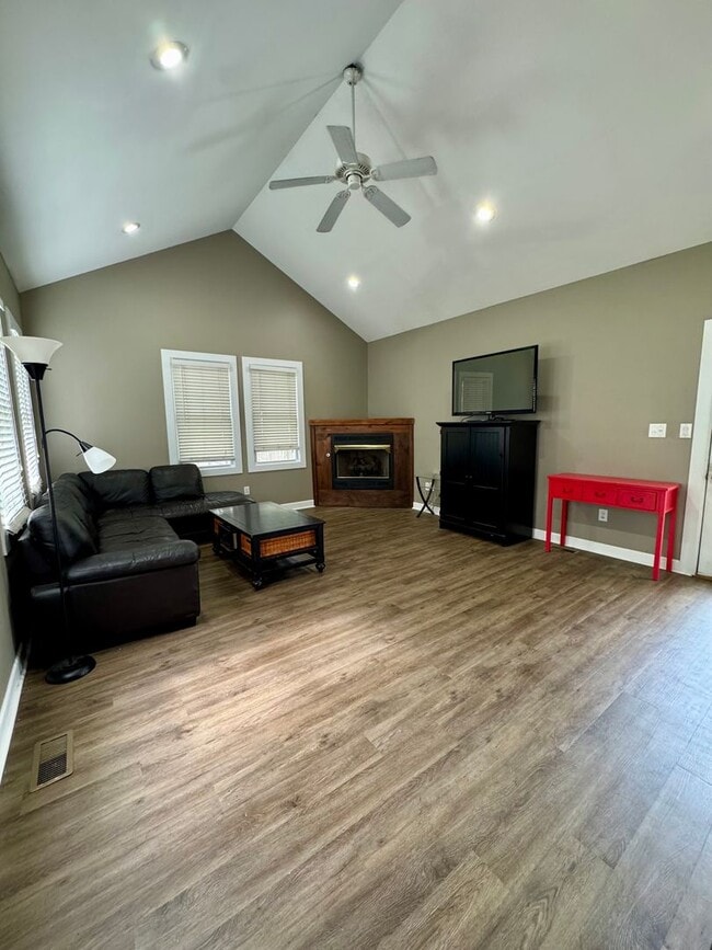 Building Photo - Single Family Home for Rent - Direct acces...