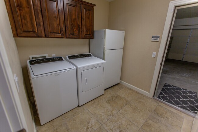 Building Photo - 4700 S Fulton Ranch Blvd