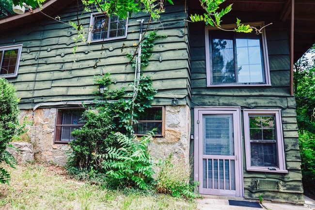 Building Photo - 340 W Huckleberry Rd