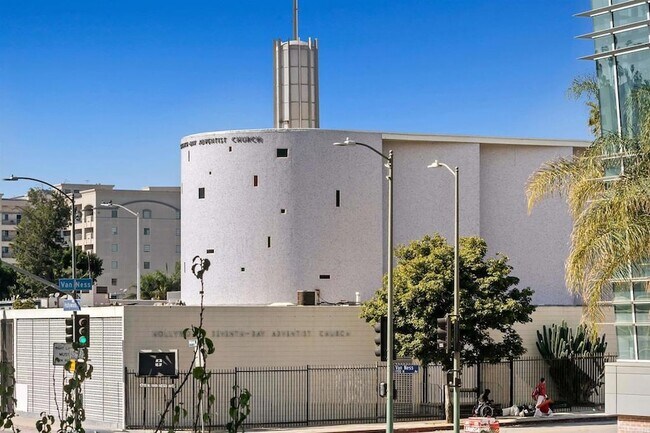 Building Photo - 5750 Hollywood Blvd