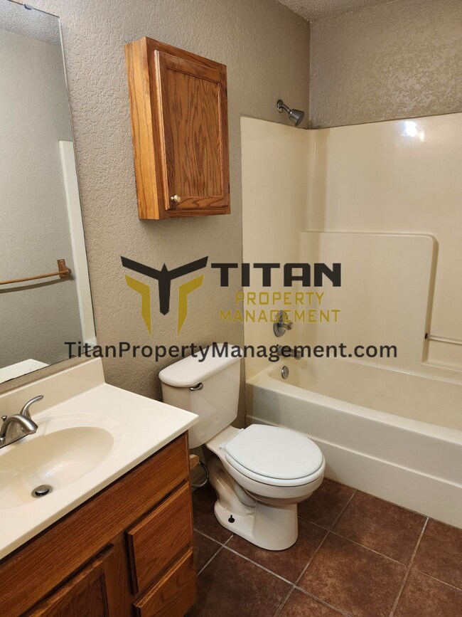 Building Photo - 3b/2b House