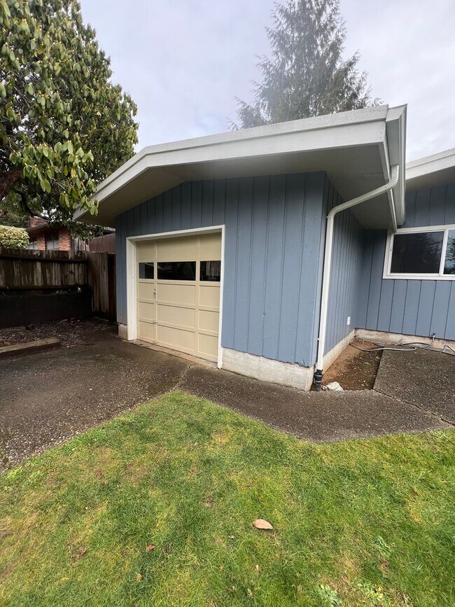 Building Photo - Updated 3 Bedroom & 1 Bath located on dead end street!