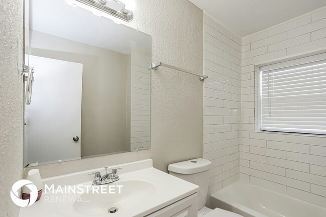 Building Photo - 1480 Park St