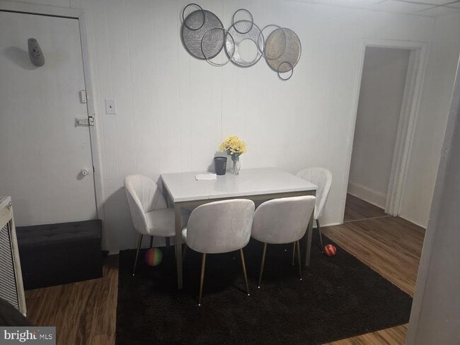 Building Photo - 82 N Sycamore Ave