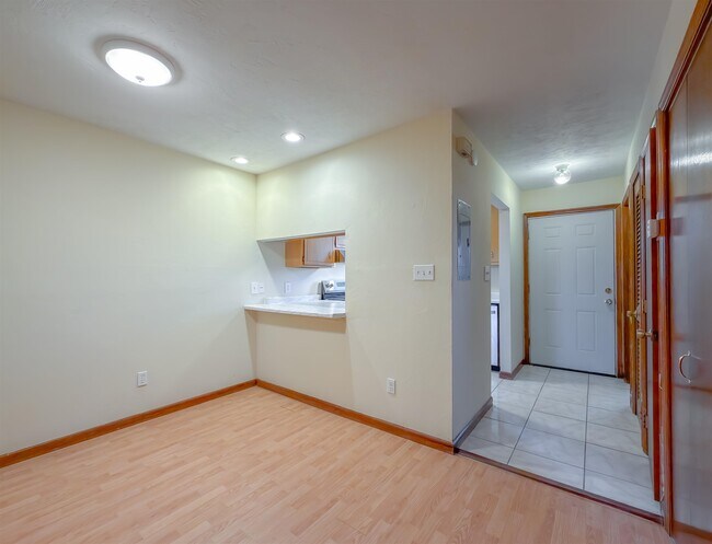 Building Photo - 1104 Greentree Ct