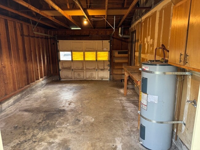 Building Photo - Updated 2 bedroom 1 1/2 bath duplex in Springfield!