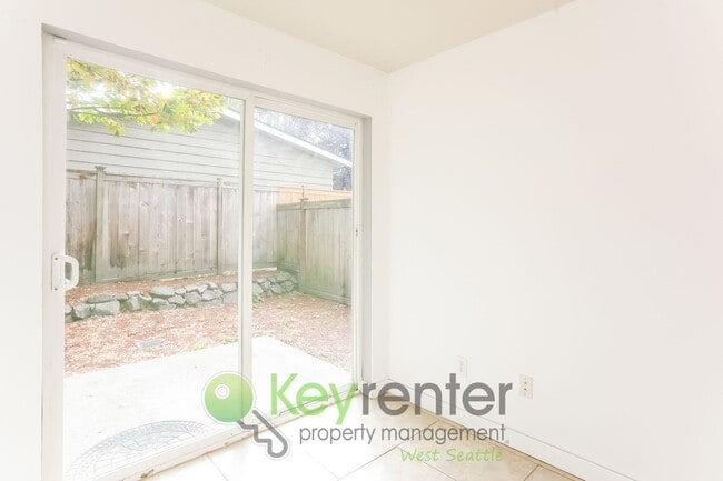 Building Photo - 3-Bedroom Beauty with Fenced Yard and Flex...
