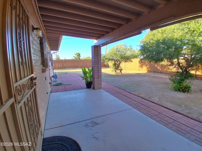 Building Photo - 2650 W Aurora Dr