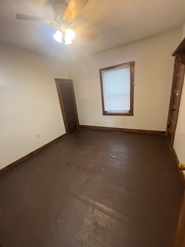 Building Photo - 1707 E Memorial Dr
