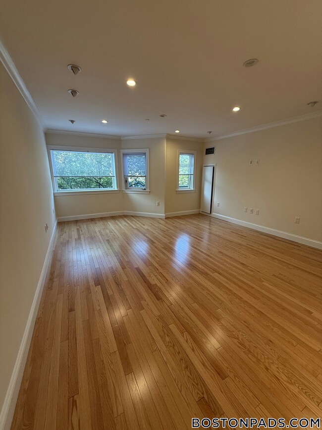 Building Photo - 1443 Beacon St