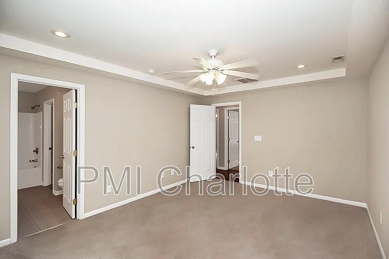 Building Photo - Room in House on S Ridge Ave