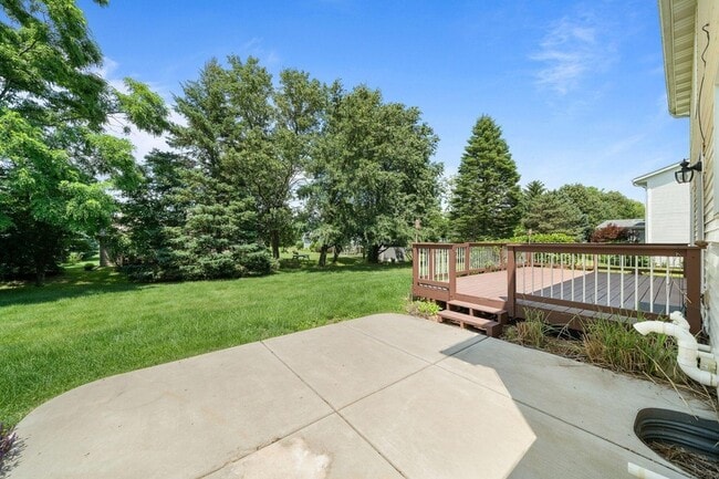 Building Photo - 406 Lakewood Dr
