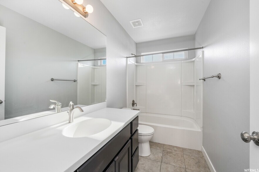 guest bathroom with tub (upstairs) - 929 W Stonehaven Dr