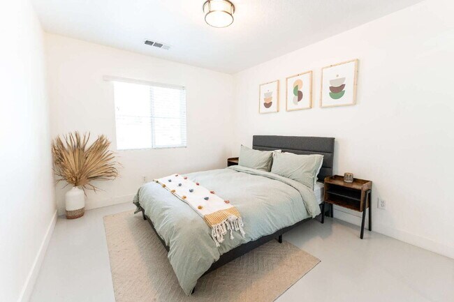 Building Photo - Coachella 4 Bedrooms Stunner