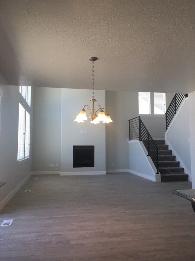 Building Photo - Beautiful Modern Home in Lehi w attached 2 car garage!