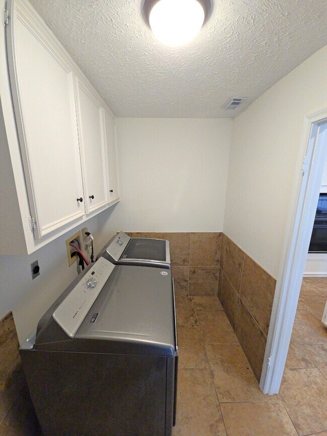 Building Photo - 2502 Fairwind Dr