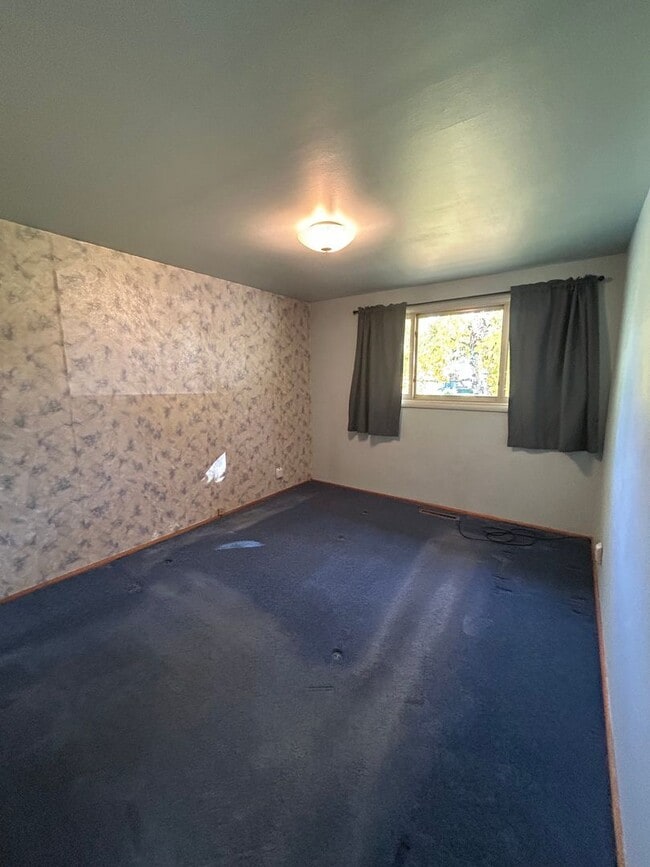 Building Photo - Charming 3 Bedroom Home with Large Heated ...