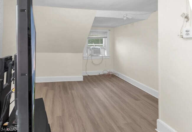 Building Photo - 558 Argyle Ave