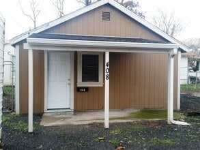 Building Photo - SMALL ONE-LEVEL HOUSE