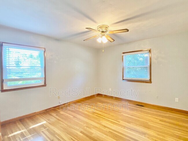 Building Photo - 137 Tanglewood Dr