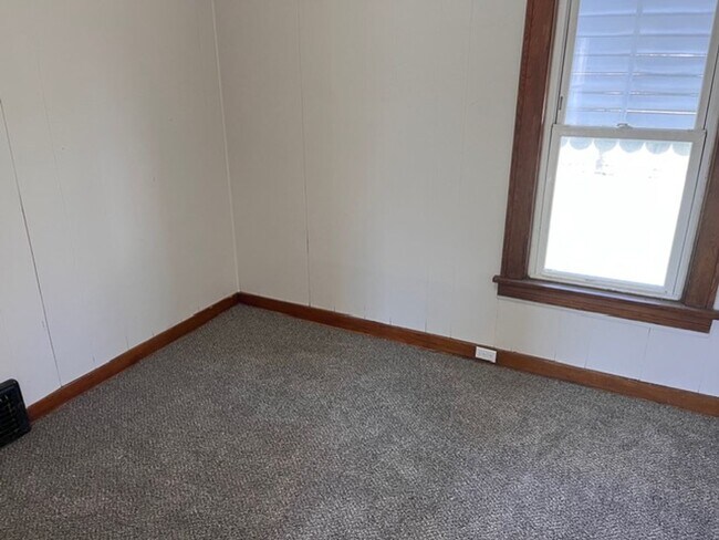 Building Photo - 4 Bed - 1.5 Bath - Single Family Home in Lorain