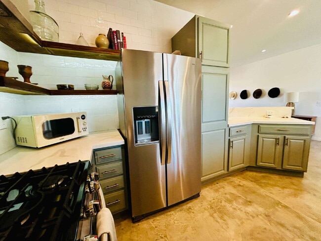 Building Photo - Gorgeous, renovated home on 2 acres in quiet neighborhood.