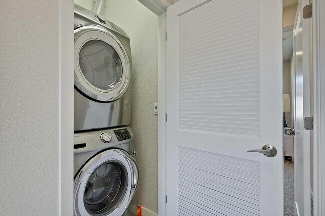 Building Photo - Spacious 4 bedrooms 4.5 bath town home for...