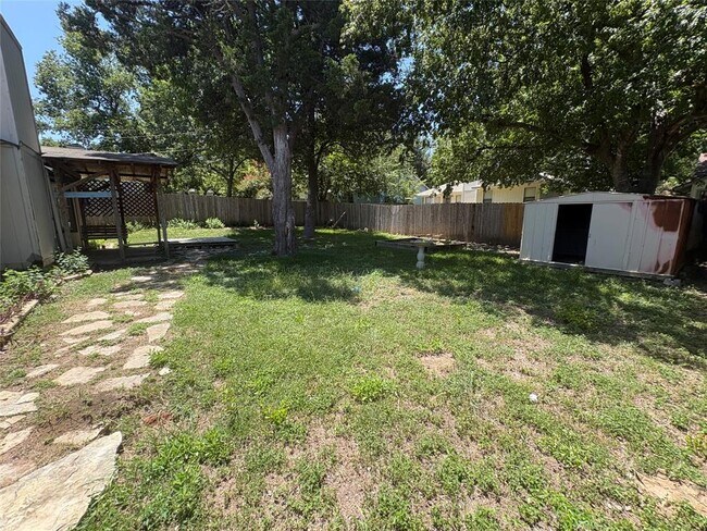Building Photo - 2304 Silver Spur Dr