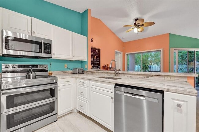 Building Photo - 9836 NW 9th Ct