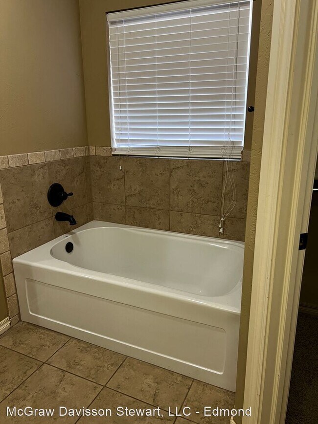 Building Photo - 3 br, 2 bath House - 1625 Savannah Lane