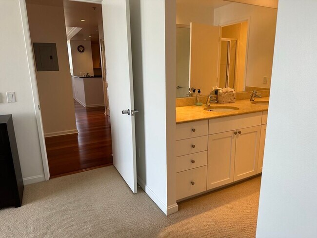 Building Photo - Epic REA: Fabulous 2 BR/2 BA South Beach C...