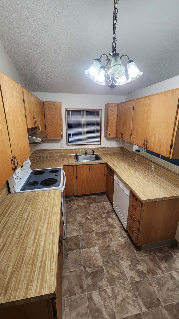 Building Photo - *1ST MONTH'S RENT FREE PROMO*  3 Bed 2 Bath Beaverton Home with big backyard, storage shed, A/C a...
