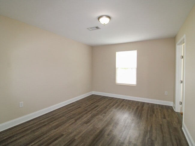 Building Photo - 123 Meadows Ln
