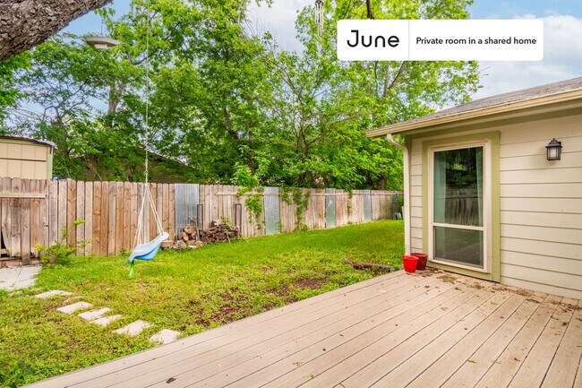 Building Photo - Private bedroom in 3 bed/2 bath Home