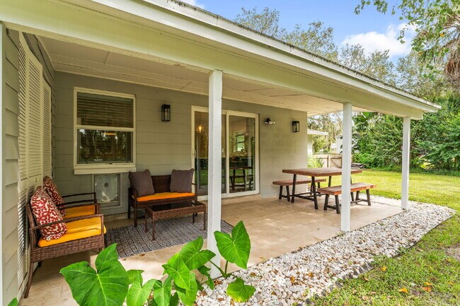 Building Photo - Charming 4-Bed with 2 Full Baths and Large...