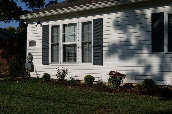 Building Photo - 617 Drum Ave
