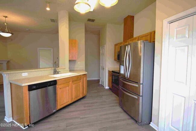 Building Photo - 9338 Prosperity Lake Dr