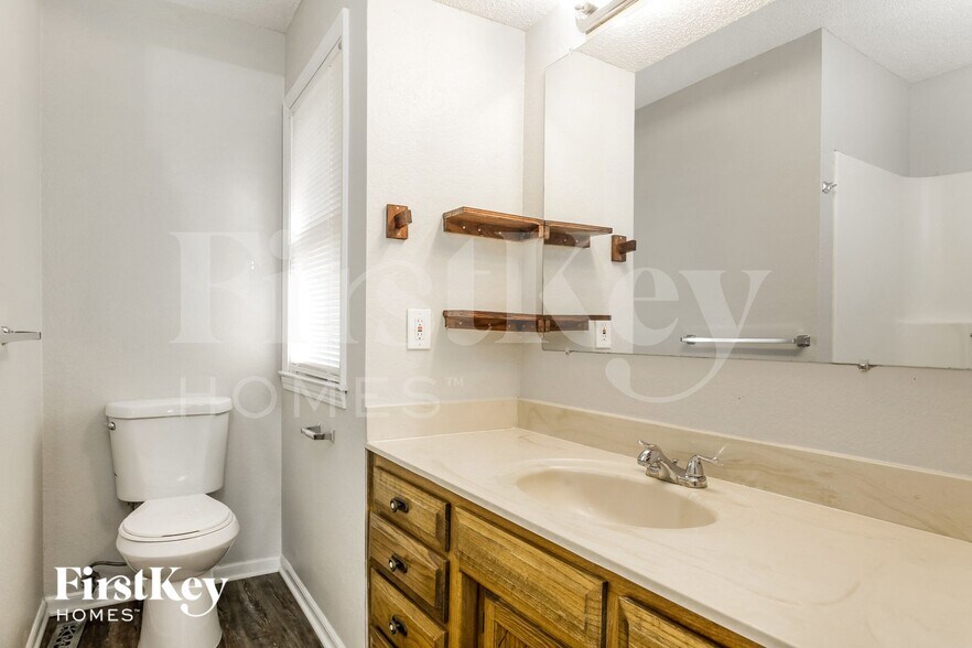 Building Photo - 16905 Lea Ave