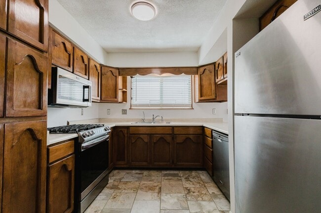 Building Photo - Newly Updated Two Bedroom Two Bath Townhouse
