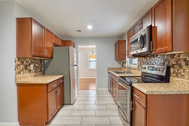 Building Photo - ?969 Oak Grove Road West Homewood!