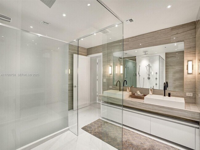 Building Photo - 2200 N Ocean Blvd